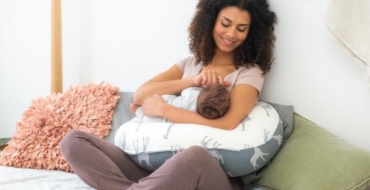 Quel coussin d’allaitement Doomoo vous correspond le mieux : le Buddy ou le Comfy Big Tetra ?